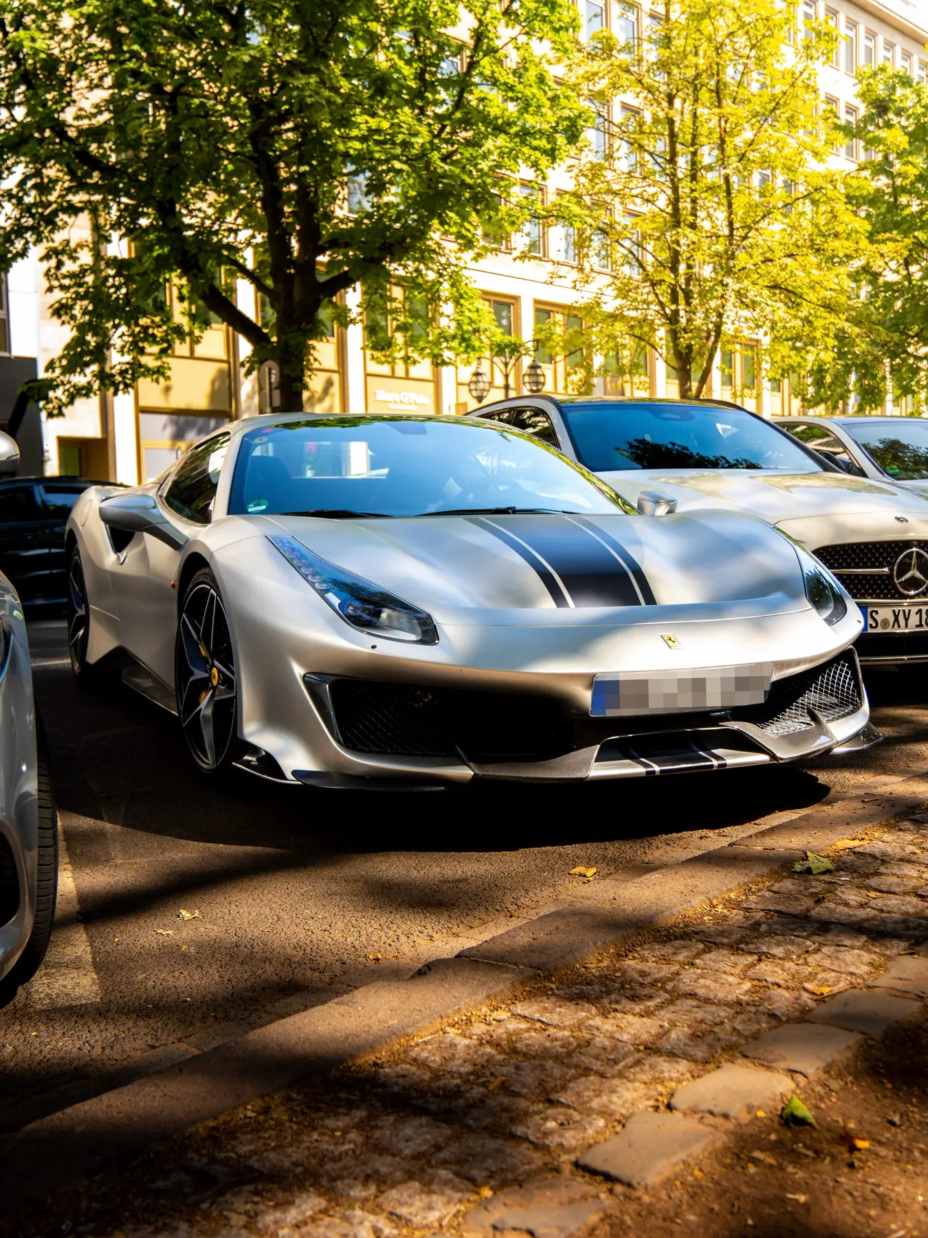 Silberner Ferrari auf der Königsallee in Düsseldorf